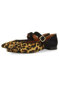 Bailarinas de estampado de leopardo con una correa y hebilla de ante negro, puntera afilada y un tacón bajo negro. Textura suave y colores contrastantes.