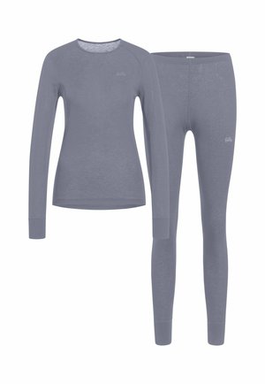 Graues Langarmshirt und passende Leggings aus weichem Stoff. Das Shirt hat einen runden Halsausschnitt und enganliegende Bündchen; beide Teile weisen dezente Markenlogos auf.