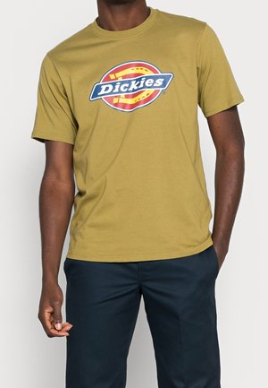 Camiseta de algodón verde oliva con un gran logo "Dickies" multicolor en el centro. Diseño de mangas cortas y cuello redondo.