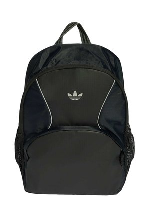 Czarny plecak Adidas z przednią kieszenią na suwak, bocznymi kieszeniami z siatki, górnym uchwytem i białym logo Adidas trefoil na przednim panelu.