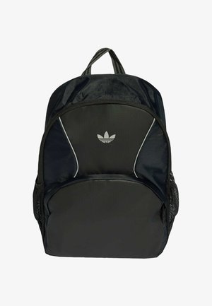 Czarny plecak Adidas z przednią kieszenią na suwak, bocznymi kieszeniami z siatki, górnym uchwytem i białym logo Adidas trefoil na przednim panelu.