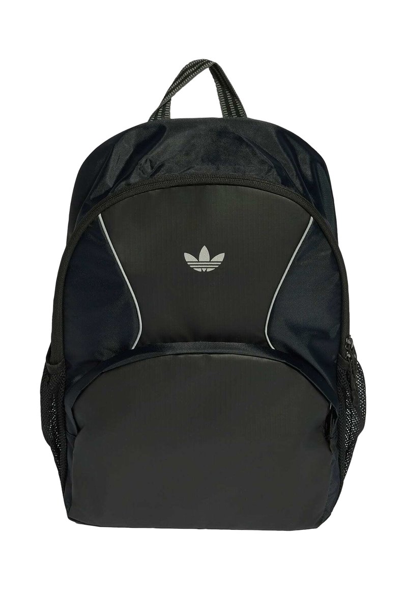 Schwarzer Adidas Rucksack mit vorderer Reißverschlusstasche, seitlichen Netzfächern, oberem Griff und weißem Adidas-Trefoil-Logo auf der Vorderseite.