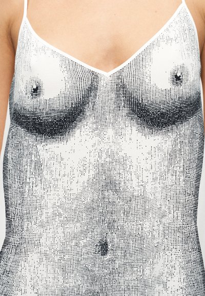 Φόρεμα χωρίς μανίκια σε λευκό και μαύρο με γραφικό σχέδιο που μοιάζει με κορμό. Διαθέτει λεπτούς ιμάντες και σχέδιο με λαιμόκοψη σε σχήμα V. Απαλή υφή.