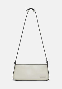 Biała skórzana torebka na ramię z czarnymi wykończeniami i regulowanym paskiem. Prostokątny kształt z gładką teksturą i subtelnym logo marki.