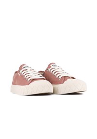 Baskets en toile roses avec des lacets blancs et une semelle en caoutchouc texturé crème. Présente un bout rond et un petit logo sur la languette.