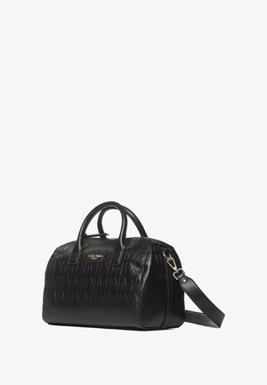 Borsa a mano in pelle nera texturizzata con parte superiore arrotondata, manici doppi, tracolla e dettaglio del logo in tonalità oro. Presenta una chiusura con cerniera.