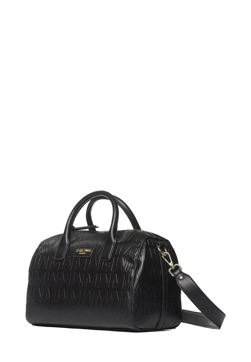 Borsa a mano in pelle nera texturizzata con parte superiore arrotondata, manici doppi, tracolla e dettaglio del logo in tonalità oro. Presenta una chiusura con cerniera.