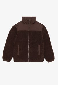 Brun zip-up jakke som har en myk, teksturert fleecekropp, glatte stoffskuldre og sidelommer. Høy krage for ekstra varme.