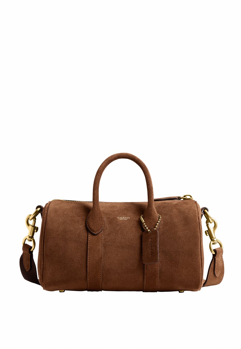Sac à main cylindrique en daim marron avec poignées supérieures, bandoulière amovible, ferrures dorées, étiquette et logo de la marque à l'avant.