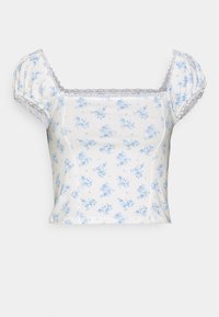 Bílý crop top vyrobený z měkké látky s světle modrým květinovým vzorem, čtvercovým výstřihem, krátkými vypasovanými rukávy a jemným krajkovým lemem.