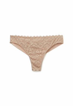 Lace tanga i nude farve, med indviklede blomster mønstre, bølgede kanter og en glat foring for komfort.