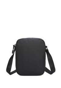 Borsa a spalla rettangolare nera realizzata in tessuto liscio, dotata di una sola tracolla regolabile e di una chiusura con zip.