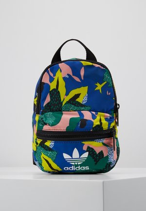 Pequeña mochila Adidas con patrones abstractos de hojas en azul, verde, amarillo y rosa, con cremallera negra sobre un fondo liso.