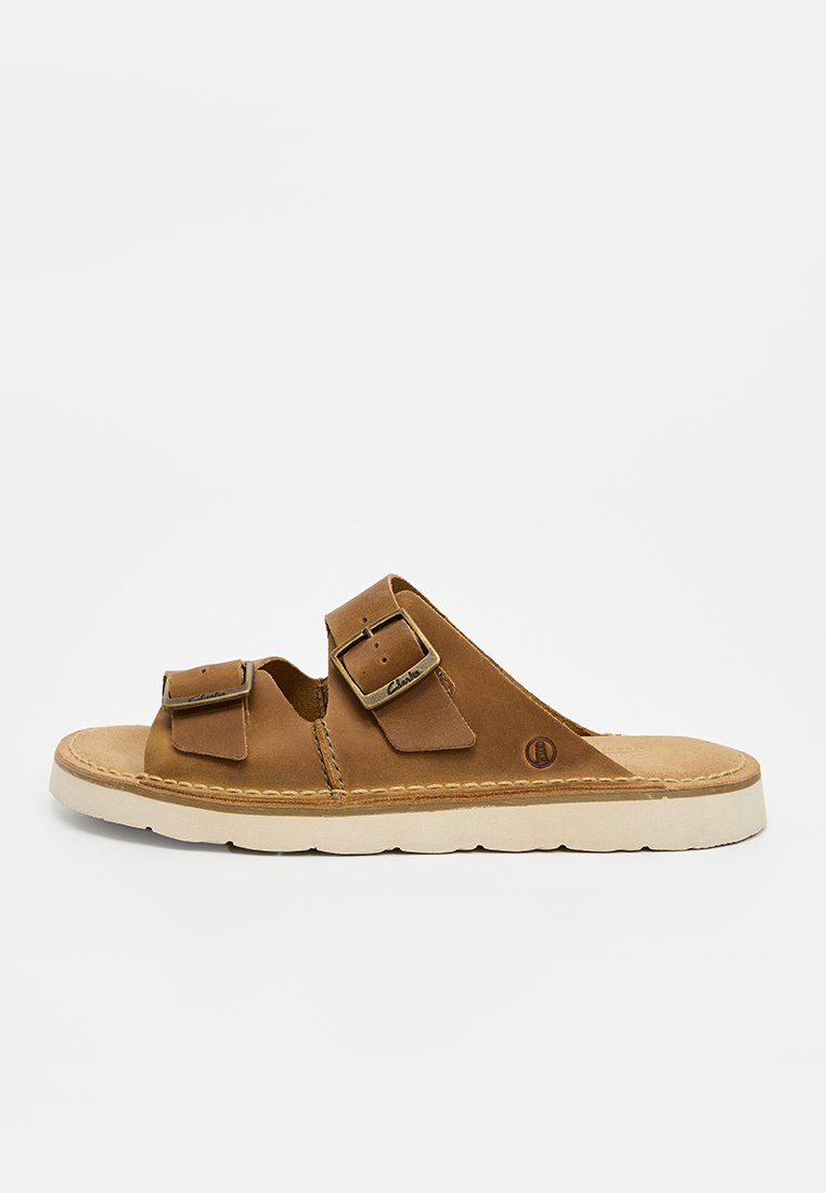 Sandale à glissière en cuir marron, avec deux sangles réglables et boucles, une semelle intérieure rembourrée et une semelle en caoutchouc beige contrastée.
