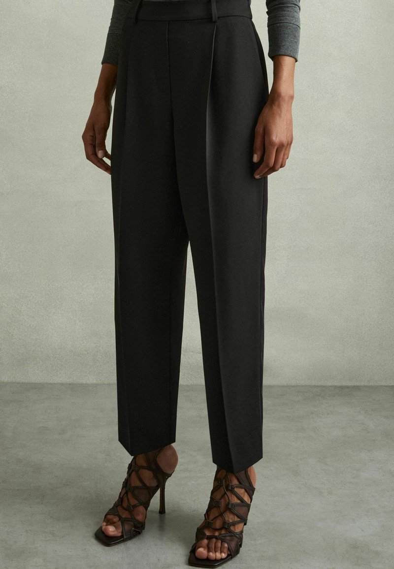Reiss EDEN FRONT PLEAT TAPERED - Pantaloni - black