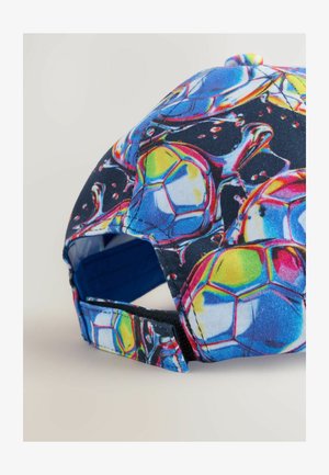 Kapa z barvnim tiskom nogometne žoge, pretežno temno modra, z ukrivljenim robom in nastavljivim velcro trakom na hrbtni strani.