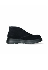 Stivaletti alla caviglia in suede nero con punta rotonda, suola in gomma nera a contrasto e lacci minimal. Texture liscia con dettagli di cucitura sottili.