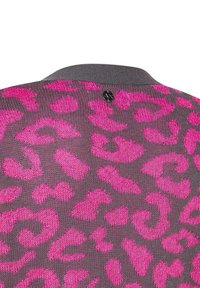 Tessuto a maglia grigia con un vivace motivo a stampa leopardata rosa e un piccolo bottone nero vicino al colletto a costine.