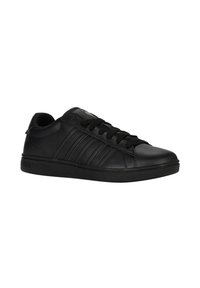 Pantofi sport negri din piele, cu o suprafață netedă, vârf rotund, panouri laterale texturate și șireturi negre, dotati cu o talpă plată din cauciuc.