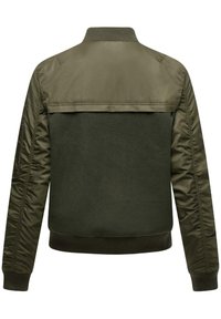Olivengroene bomberjack met een mix van gladde en gestructureerde stoffen, geribbelde manchetten en een klassieke kraagontwerp.