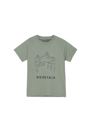T-shirt verde chiaro a maniche corte con una grafica di montagna e albero. Presenta la stampa "ROADTRIP" in nero, con un design del sole in giallo.