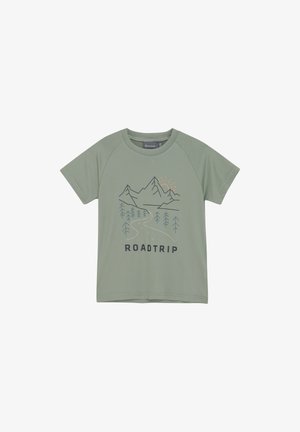 Lichtgroene t-shirt met korte mouwen, voorzien van een graphic van een berg en boom. Heeft een "ROADTRIP" print in het zwart, met een zonontwerp in het geel.