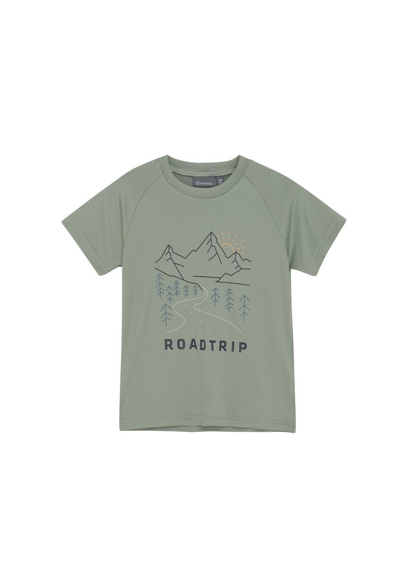 Ljusgrön t-shirt med kort ärm med grafik av berg och träd. Har texten "ROADTRIP" i svart, med en soldesign i gult.