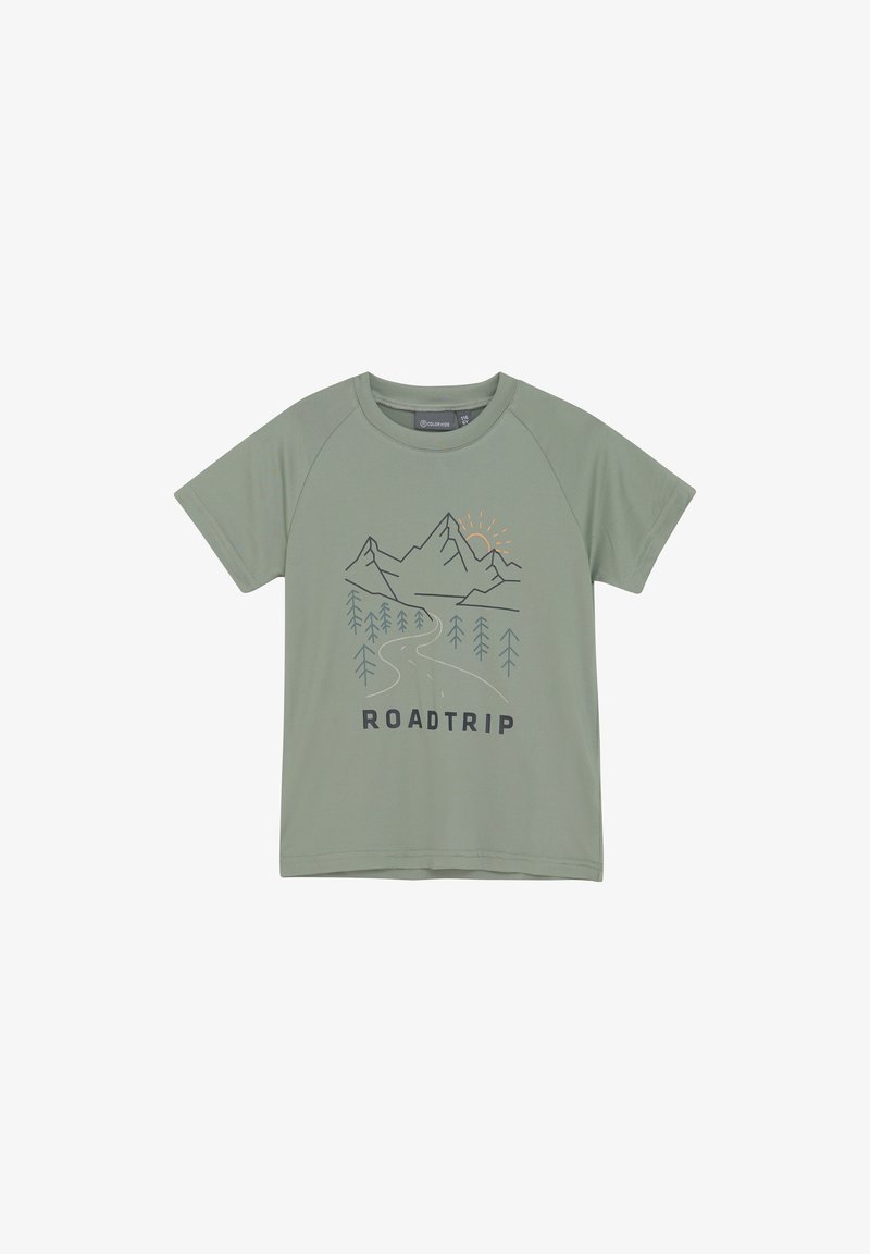 Ljusgrön t-shirt med kort ärm med grafik av berg och träd. Har texten "ROADTRIP" i svart, med en soldesign i gult.