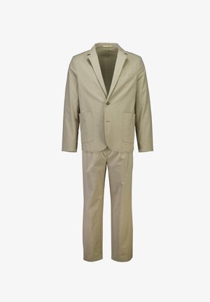 Beige herre jakkesæt i to dele med en enkeltknappet blazer med notch revers og påsatte lommer, kombineret med bukser med lige ben.