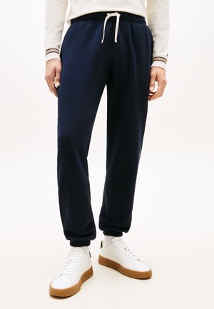 Tommy Hilfiger ESSENTIAL - Pantalon de survêtement - desert sky
