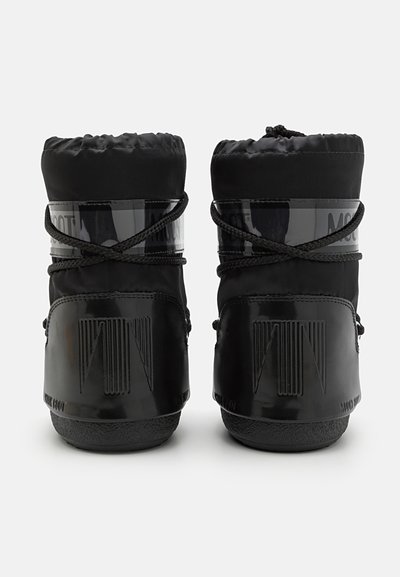 Svarta vinterstövlar med övre del i vadderad nylon, glansiga svarta detaljer, elastisk dragsko-stängning och strukturerade gummisålar.