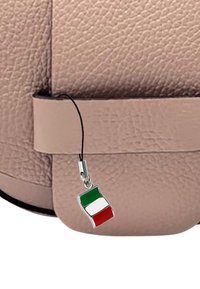 Beige leren tas met textuur, voorzien van een kleine Italiaanse vlag charme die is bevestigd met een zwarte koord.