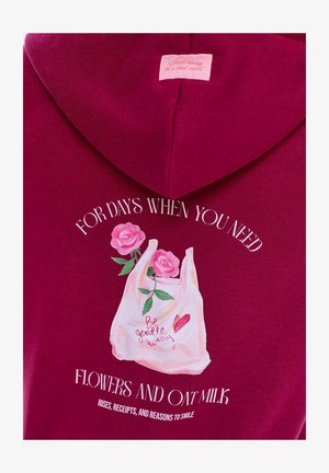 Bordowy hoodie z grafiką torby z różowymi różami, odręcznym tekstem oraz białym napisem "NA DNI, KIEDY POTRZEBUJESZ KWIATÓW I MLEKA OWSIANEGO."