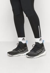 adidas Performance FREE HIKER - Sapatos de caminhada - carbon/grey/glow blue