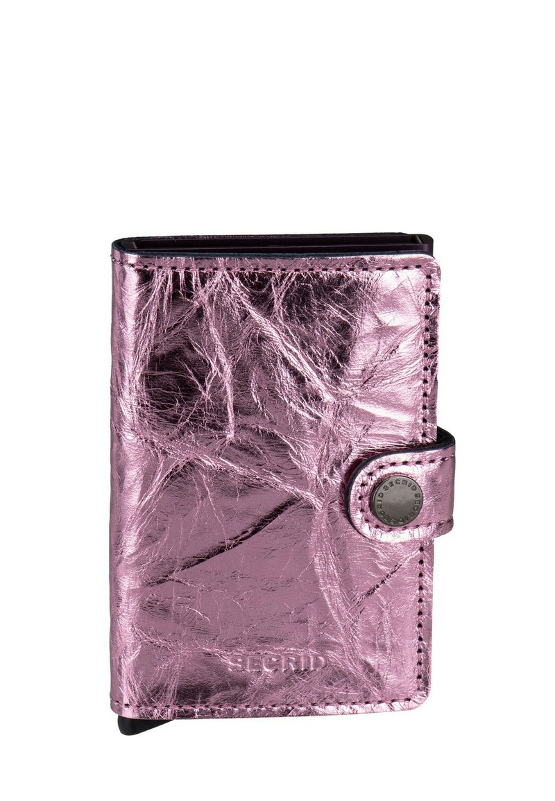 Portafoglio compatto in pelle metallizzata rosa con chiusura a bottone a pressione e cuciture visibili, dalla texture con pieghe naturali e nome del marchio impresso a rilievo.