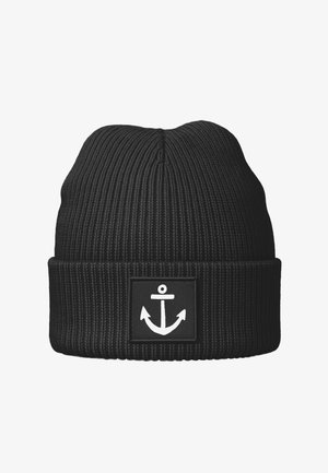 Schwarze gestrickte Mütze mit geripptem Muster und einem rechteckigen Aufnäher mit weißem Ankerdesign.