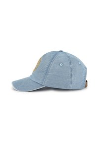 Cappellino da baseball in denim blu chiaro con visiera curvata, emblema ricamato sulla parte frontale e cinturino in pelle regolabile sul retro.