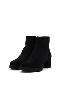 Stivaletti neri in suede con tacco a blocco, superficie testurizzata, forma cilindrica e chiusura con zip laterale. Suola in gomma spessa per una buona aderenza.