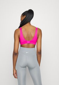 Nike Performance ALPHA BRA - Sutiã desportivo de alto suporte - active pink/mystic hibiscus/black