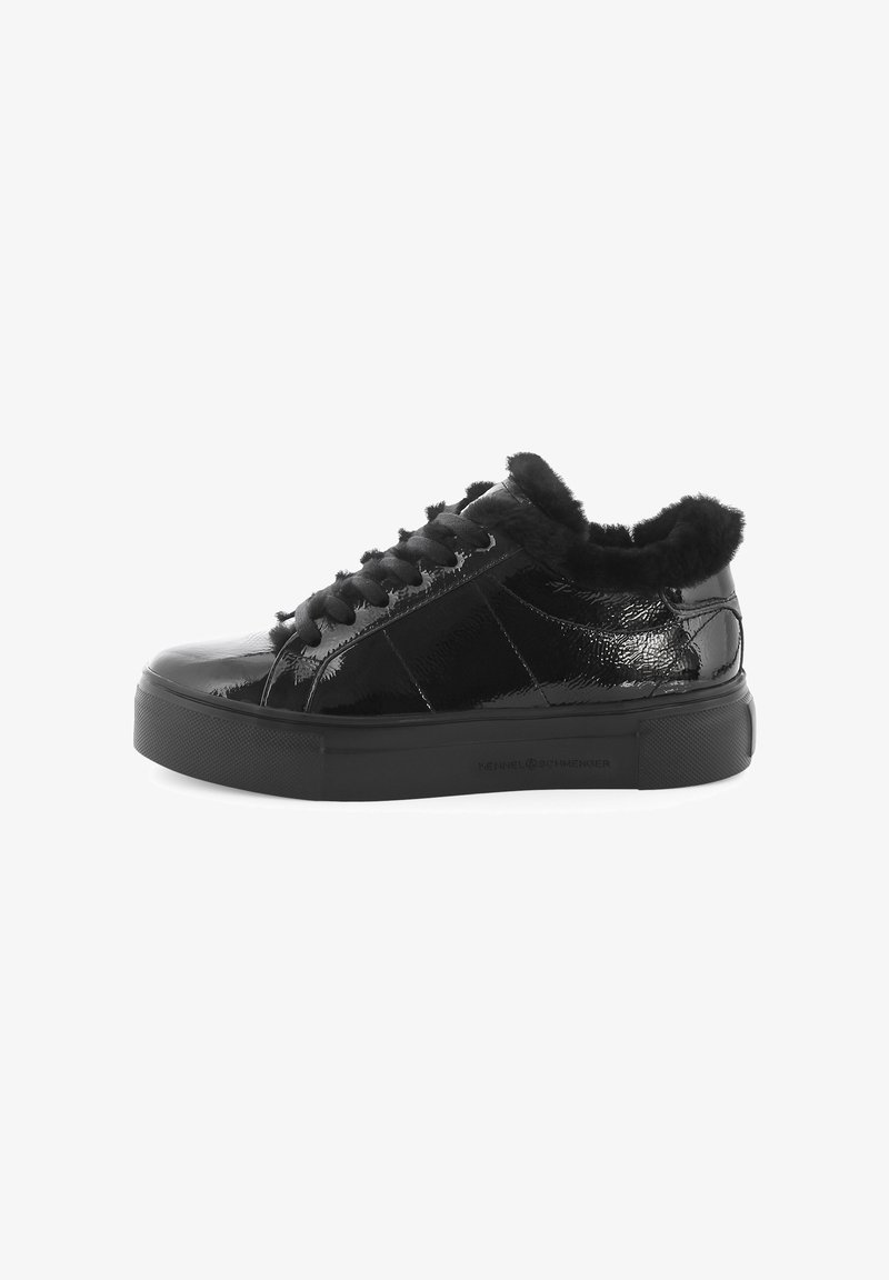 Schwarze Lackledersneaker mit plüschigem Fellbesatz am Kragen, flacher schwarzer Sohle und strukturiertem Obermaterial mit gesteppten Akzenten.