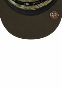 Olivgrüner Hut mit flachem Schirm, innen mit Camouflage-Muster und einem Logopatch an der Seite. Aus strapazierfähigem Stoff mit genähten Details gefertigt.