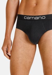 Schwarze Baumwollslips mit einem weichen Bund, der das Logo "camano" in Weiß trägt. Der Stoff ist glatt und hat minimale Nähdetails.