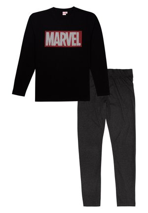 Maglietta nera a maniche lunghe con logo "MARVEL" rosso e argento sul fronte, abbinata a pantaloni grigi scuri con vita elastica.
