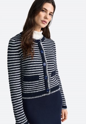 Marineblau- und weiße gestreifte Strickjacke mit rundem Ausschnitt, ausgestattet mit blauen Knöpfen, zwei vorderen Taschen und einem strukturierten Strickmuster.