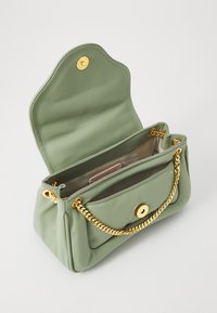 Grüne Lederhandtasche mit goldener Kettenriemen, umklappbarem Klappenverschluss, Magnetverschluss und einem geräumigen Innenraum, der ein dezentes Markenschild aufweist.