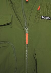 Olivově zelená bunda s oranžovým kurzem na zip, přední zipový uzávěr, síťové akcenty a boční kapsy. Obsahuje logovou nášivku na levém horním rohu.