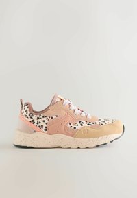 Flerfärgad sneaker med en kombination av rosa mocka och prickigt tyg, en texturerad ljusbrun tå och en fläckig vit sula.