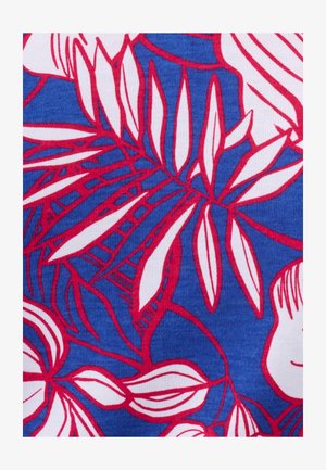 Tela con estampado floral que presenta un fondo azul con hojas tropicales blancas y rosas, exhibiendo una textura acanalada y un diseño gráfico audaz.