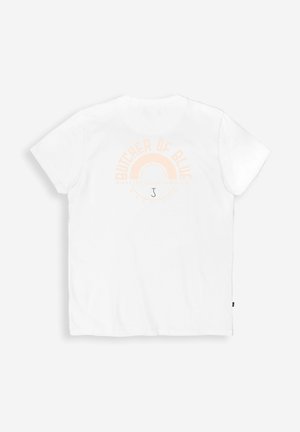 Weißes T-Shirt mit kurzen Ärmeln und einem hellorangenen, kreisförmigen Schriftzug sowie einer Grafik auf der Rückseite mit der Aufschrift "Butcher of Blue" und dem Buchstaben "J" darunter.