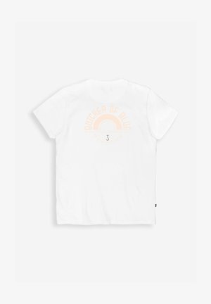 Weißes T-Shirt mit kurzen Ärmeln und einem hellorangenen, kreisförmigen Schriftzug sowie einer Grafik auf der Rückseite mit der Aufschrift "Butcher of Blue" und dem Buchstaben "J" darunter.